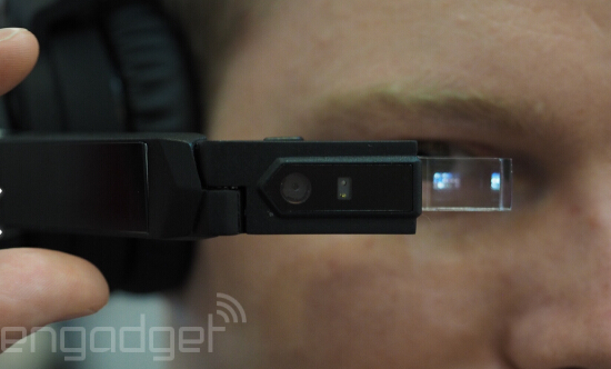 Écouteurs intelligents viennent avec un verre Google à regard sur le côté